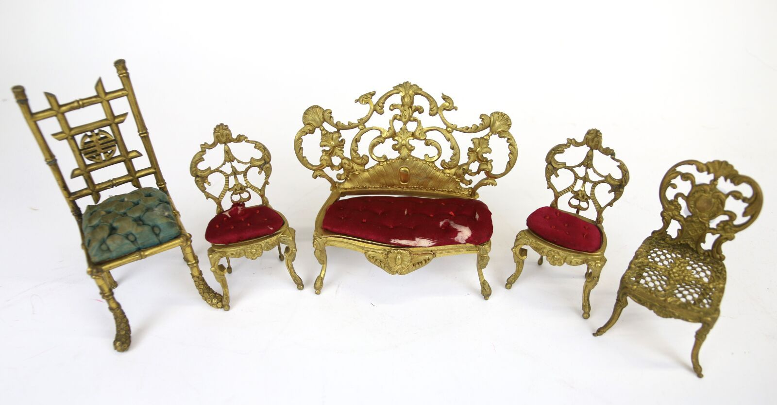Null Sofa und zwei Stühle aus vergoldeter Bronze mit Rankendekor und gewölbten B&hellip;