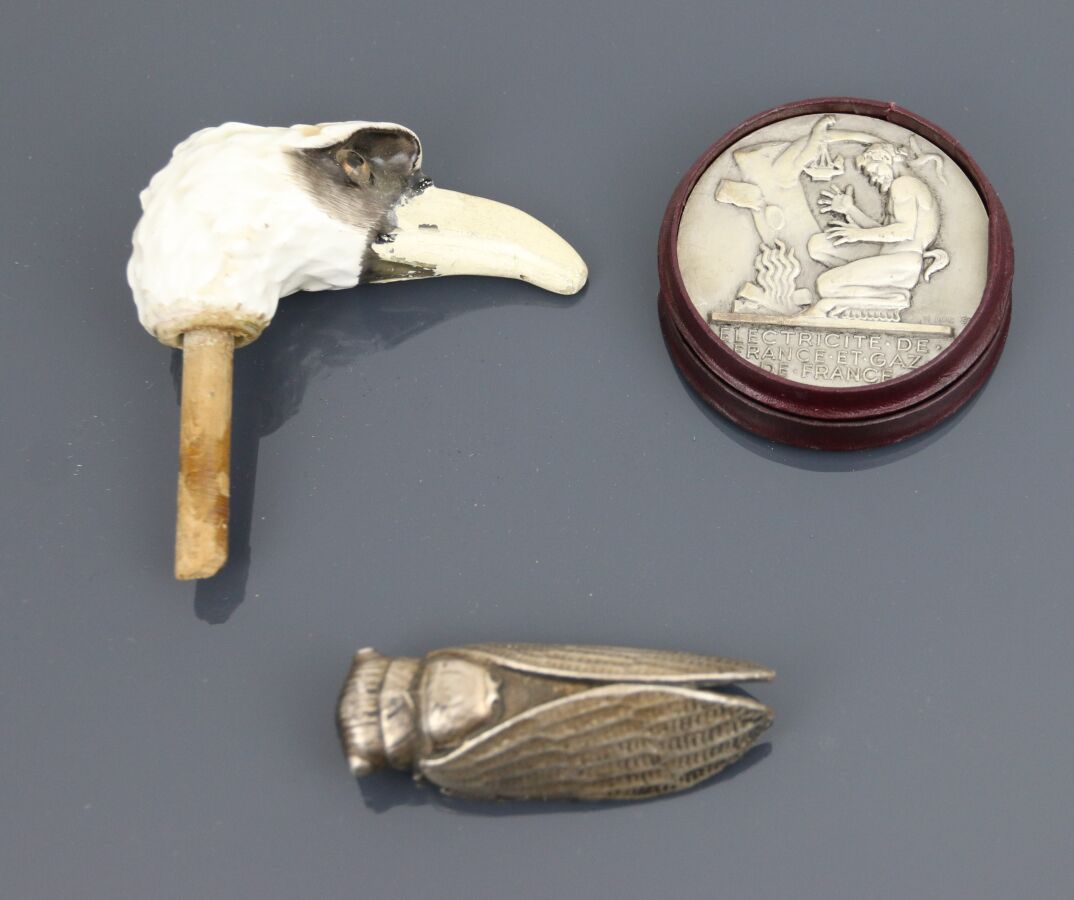 Null Médaille en bronze argenté de H.Dropsy figurant un faune sur un tertre se c&hellip;