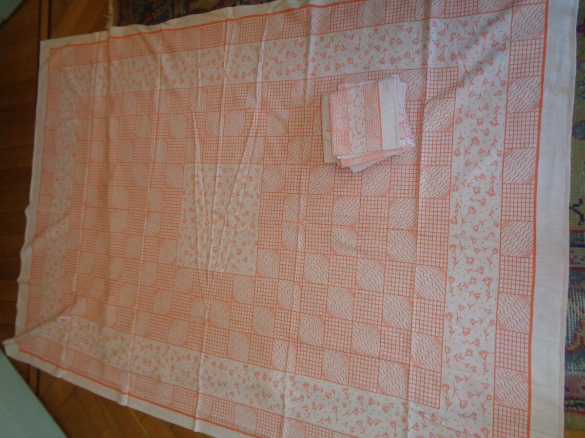 Null 双色锦缎桌布及其 12 张餐巾纸，约 1930 年，奶油色背景，花朵周围有方形橙色装饰，花朵镶边。
桌布：2.02 x 1.44 米，12 张餐巾：0&hellip;