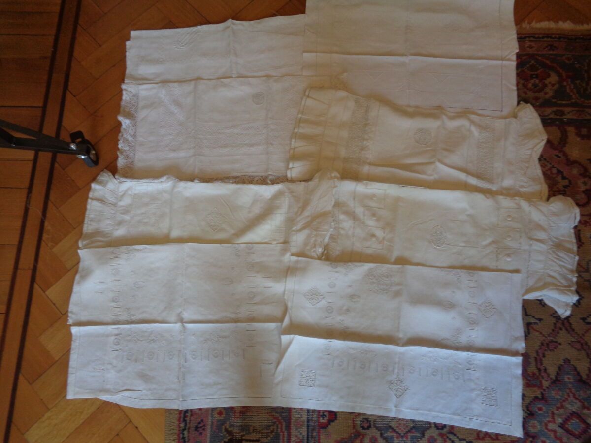 Null 十个威尼斯日的米提斯枕套，两个绣有花朵，两个绣有 OC 数字。