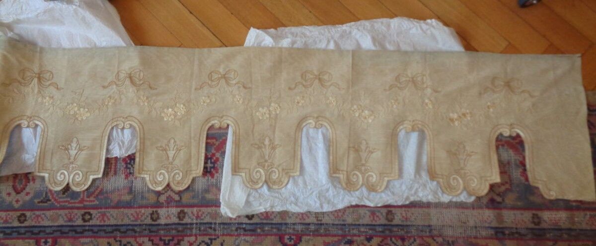 Null Crenelated valance, beige moire embroidered in appliqué, cordonnet thread a&hellip;