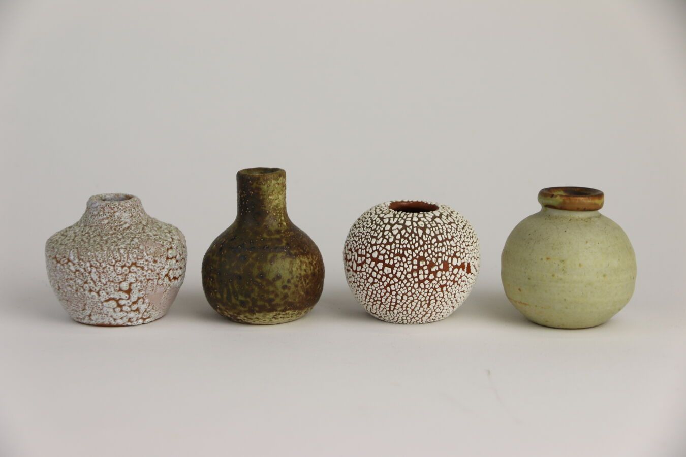 Null MOBACH XXe siècle
Suite de quatre petits vases en grès émaillé vert, brun e&hellip;