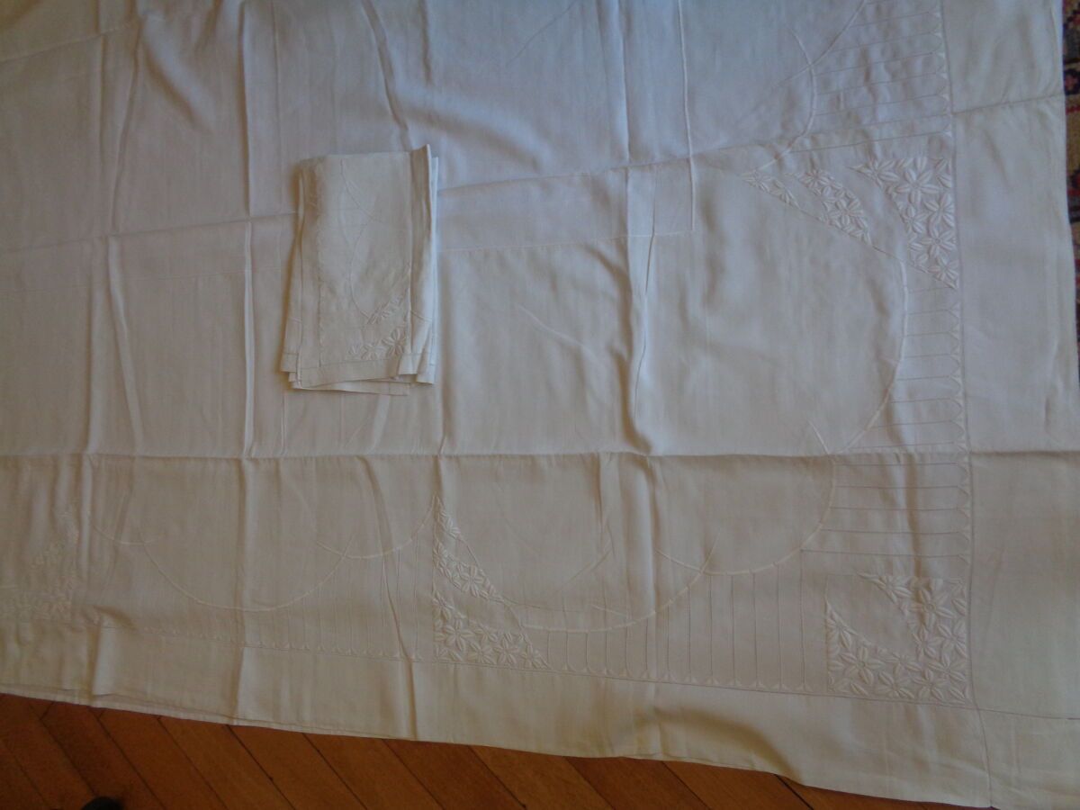 Null 床单和两个枕套，用线缝制，约 1930 年，绣有弧线、花朵和威尼斯的日子。
宽度：2.45 米