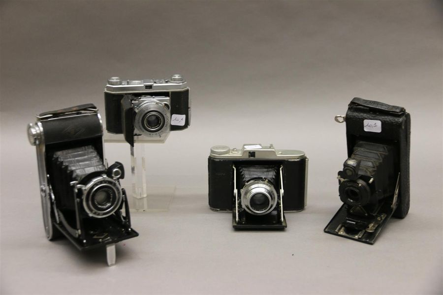Null Lot de quatre appareils à soufflet : appareil Kodak Retina, appareil Adox (&hellip;