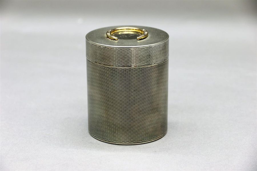 Null HERMES
Boîte cylindrique en argent guilloché, couvercle orné d'un fer à che&hellip;