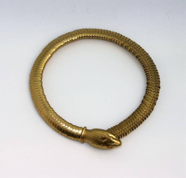 Null YSL
Collier en métal doré à maille serpent orné d'une tête de serpent.
L. 3&hellip;