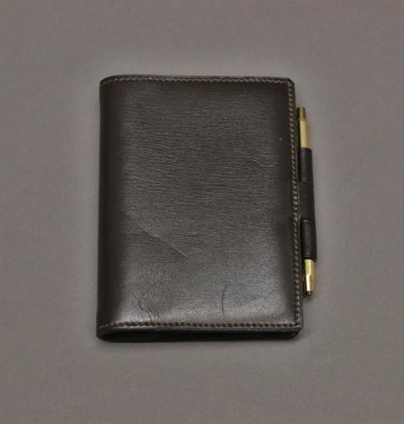 Null HERMES Paris 
Porte agenda en cuir marron avec un stylet.