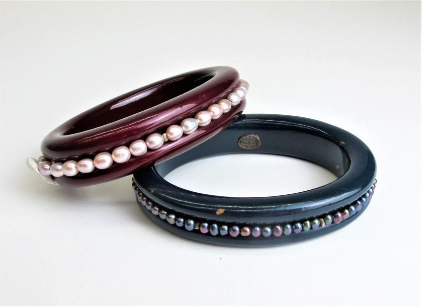 Null LOULOU DE LA FALAISE 
Deux bracelets l'un rouge bordereau avec des perles e&hellip;