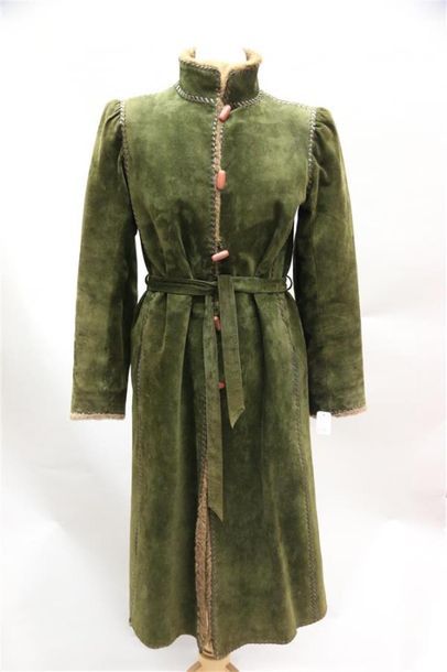 Null Yves SAINT LAURENT Fourrure
MANTEAU long vert bouteille avec sa ceinture, e&hellip;