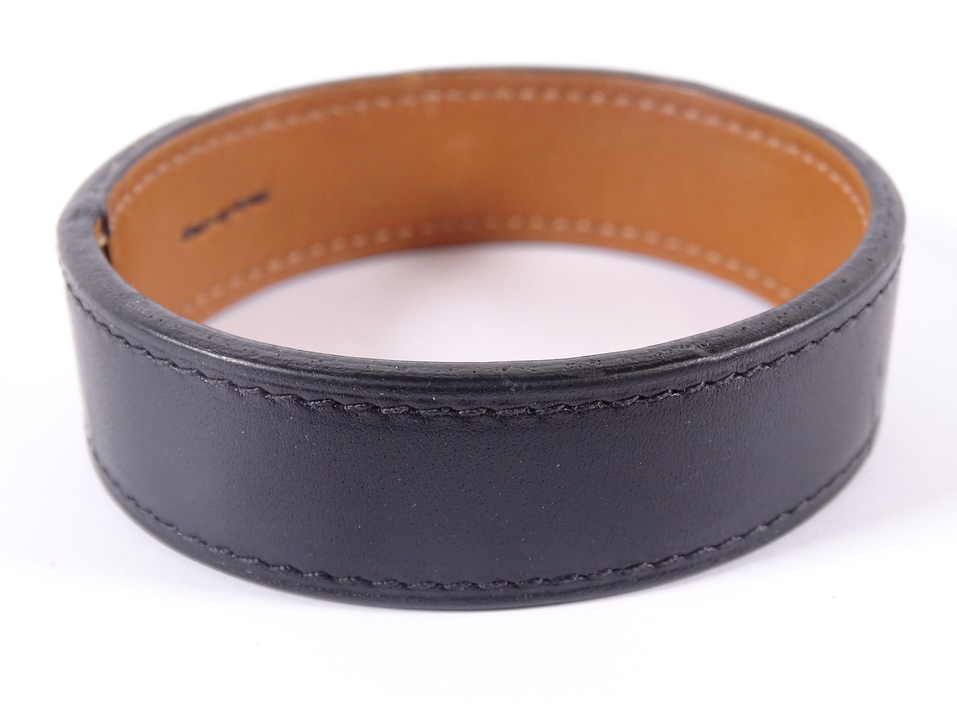 HERMES Bracelet en cuir noir. Taille S.

Diamètre : 7,5 cm.