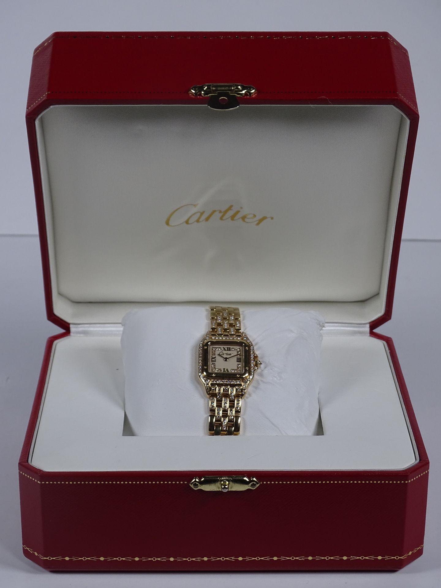 CARTIER 金色女士腕表。

来自卡地亚之家的Panthère模型。

表壳、表盘和手镯的一些环节都铺设了小钻石。

金色手镯，带折叠扣。

石英机芯。

&hellip;