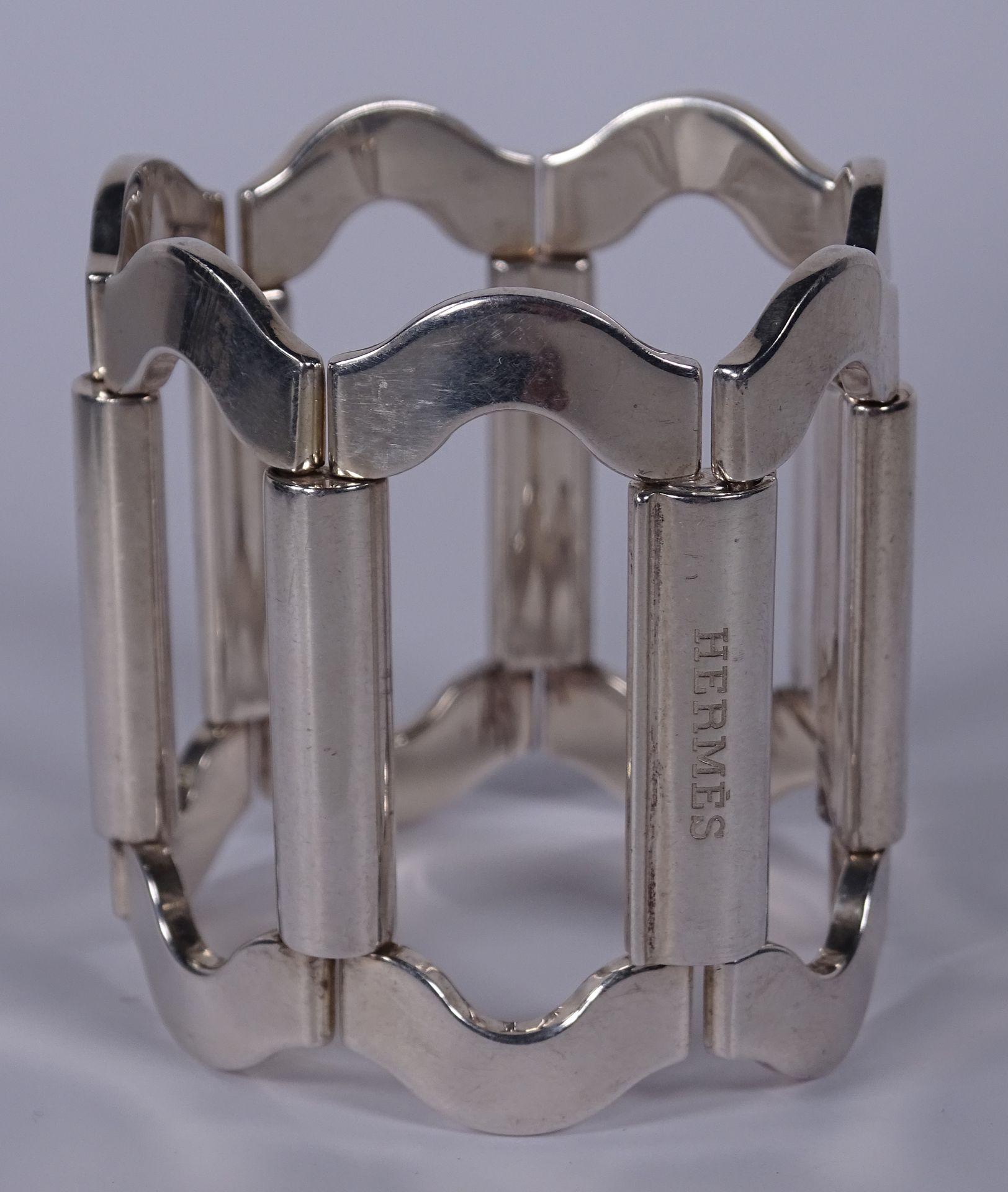 HERMES Armband im Tank-Stil aus Silber "artikulierte Raupen".

Länge: 16,5 cm.

&hellip;