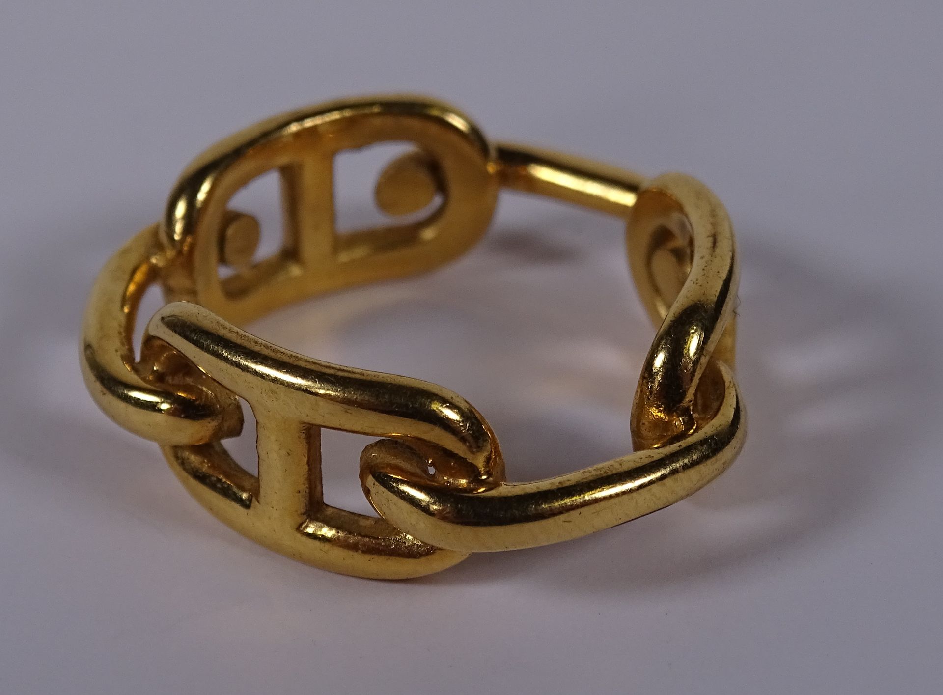HERMES Anello foulard in metallo placcato oro con catena di ancoraggio.