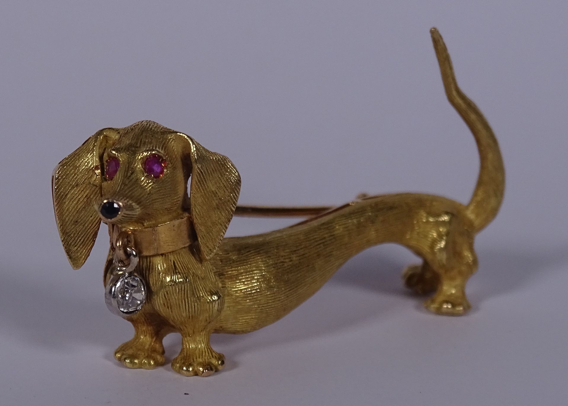 Broche 
en oro, modelo Dachshund.




Peso bruto: 14,77 gr.