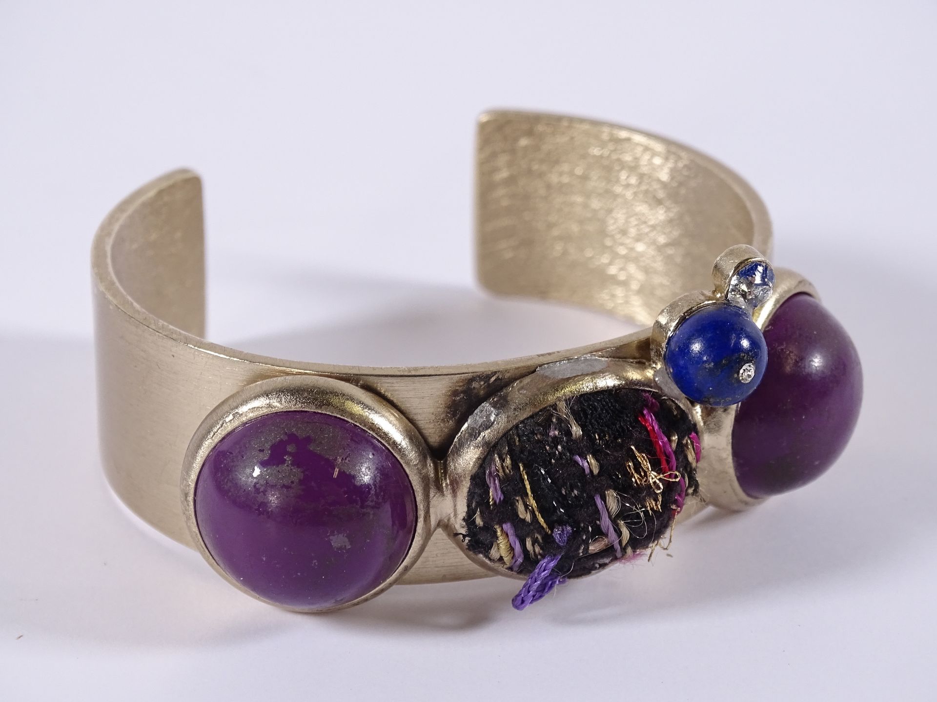 CHANEL Manschettenarmband aus gebürstetem Metall, verziert mit Amethyst- und Twe&hellip;