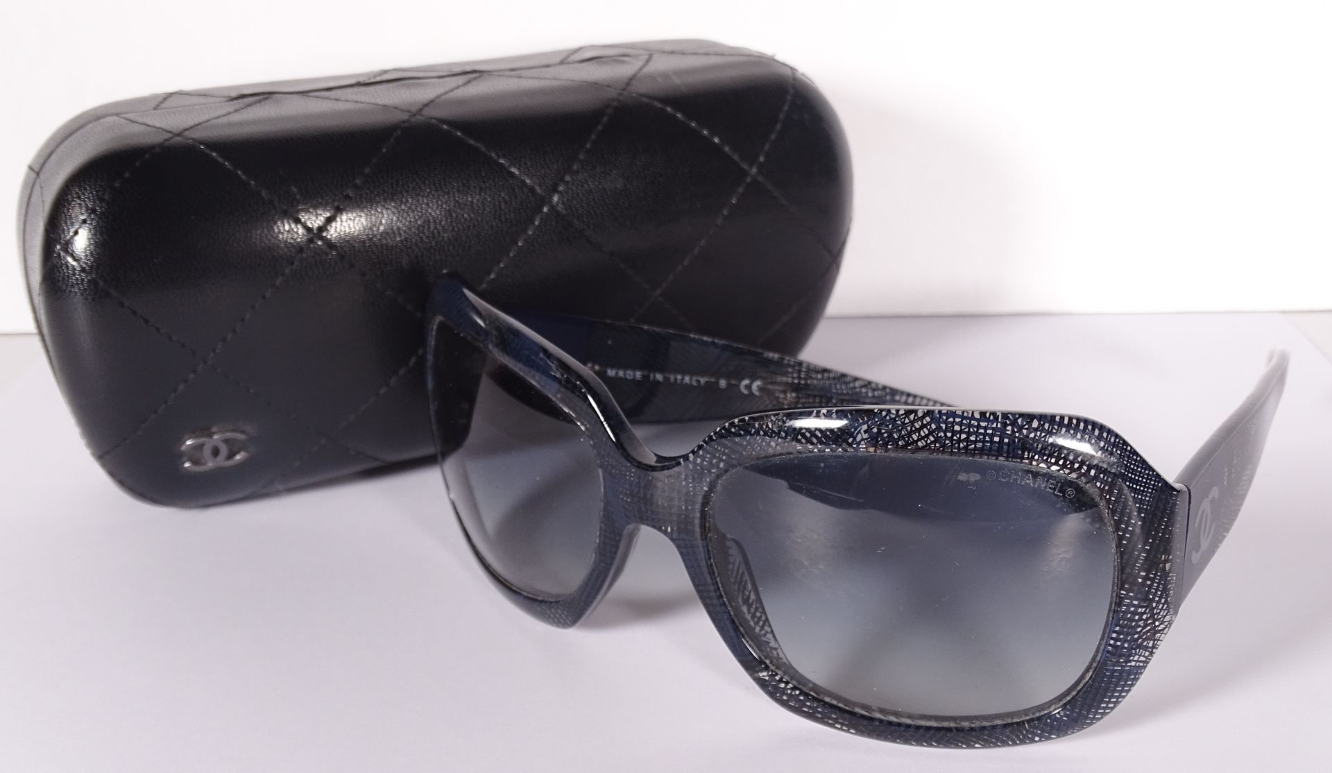 CHANEL Coppia di occhiali da sole in pvc blu navy traslucido con una rete.

Nell&hellip;
