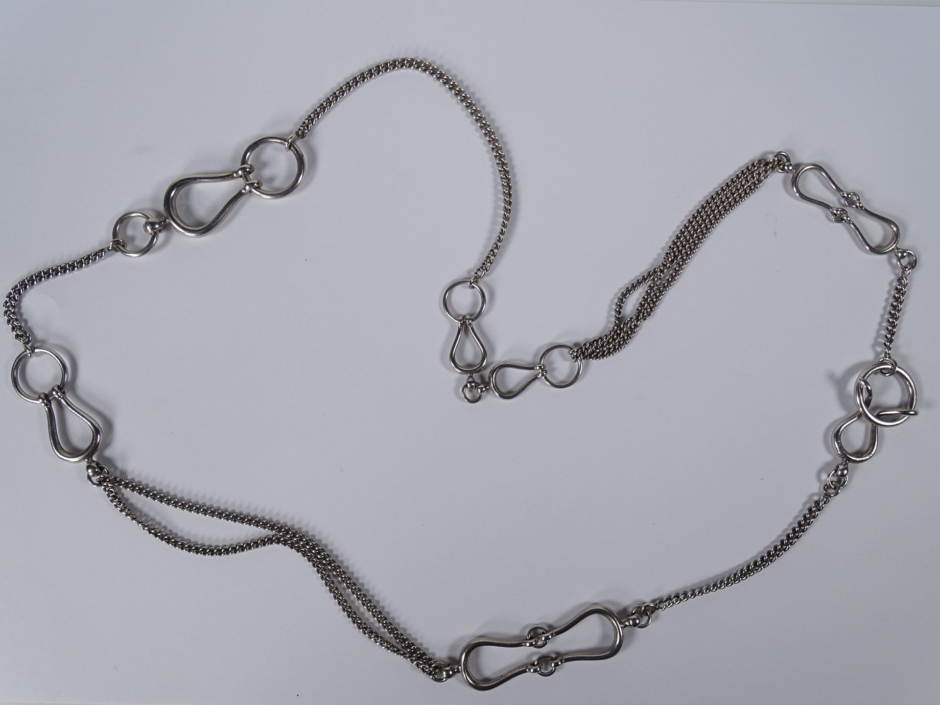 HERMES Silberne Halskette, verziert mit sytilisierten Gebissen.

Länge: 80 cm.

&hellip;