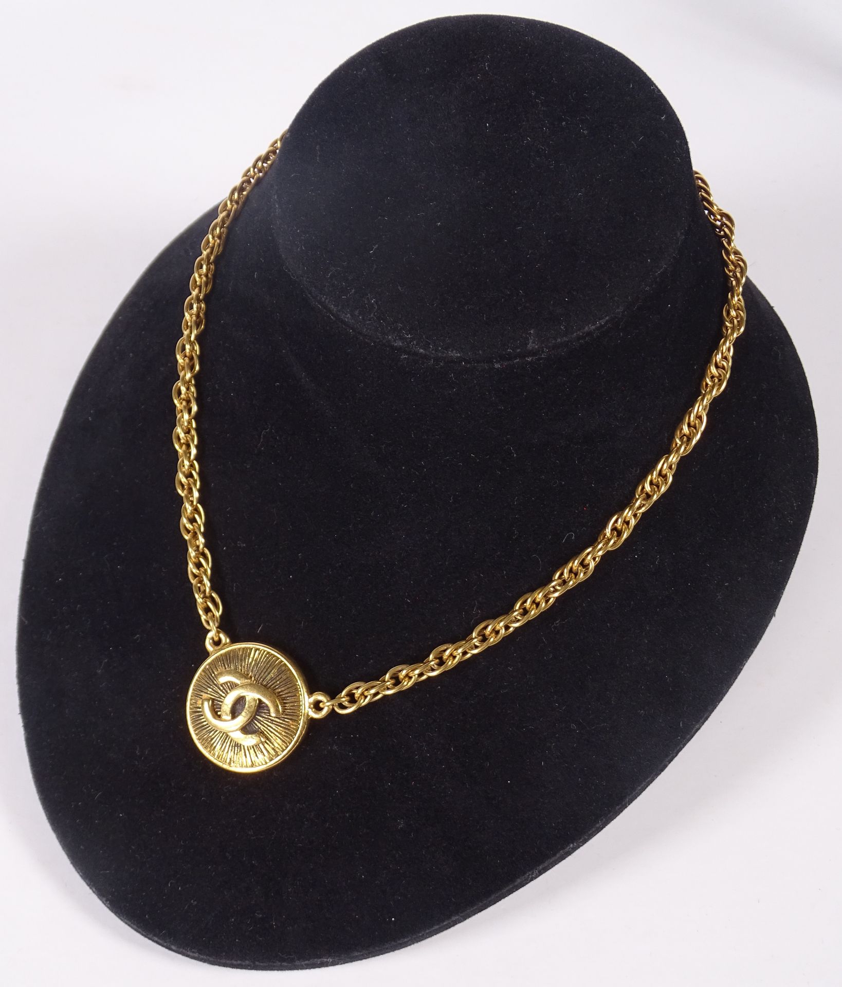 CHANEL Halskette mit einem monogrammierten Medaillon.

Länge: 38 cm.