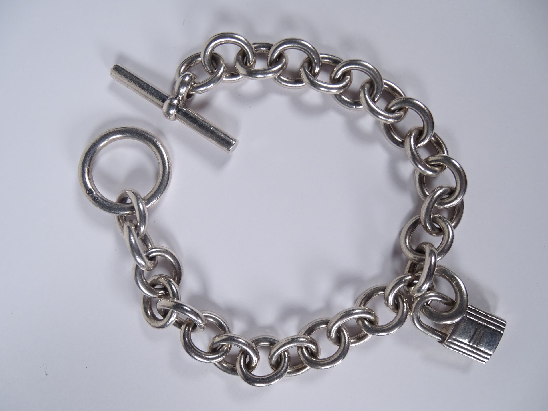HERMES Bracelet Kelly en argent orné d'une breloque "cadenas".

Longueur : 19 cm&hellip;