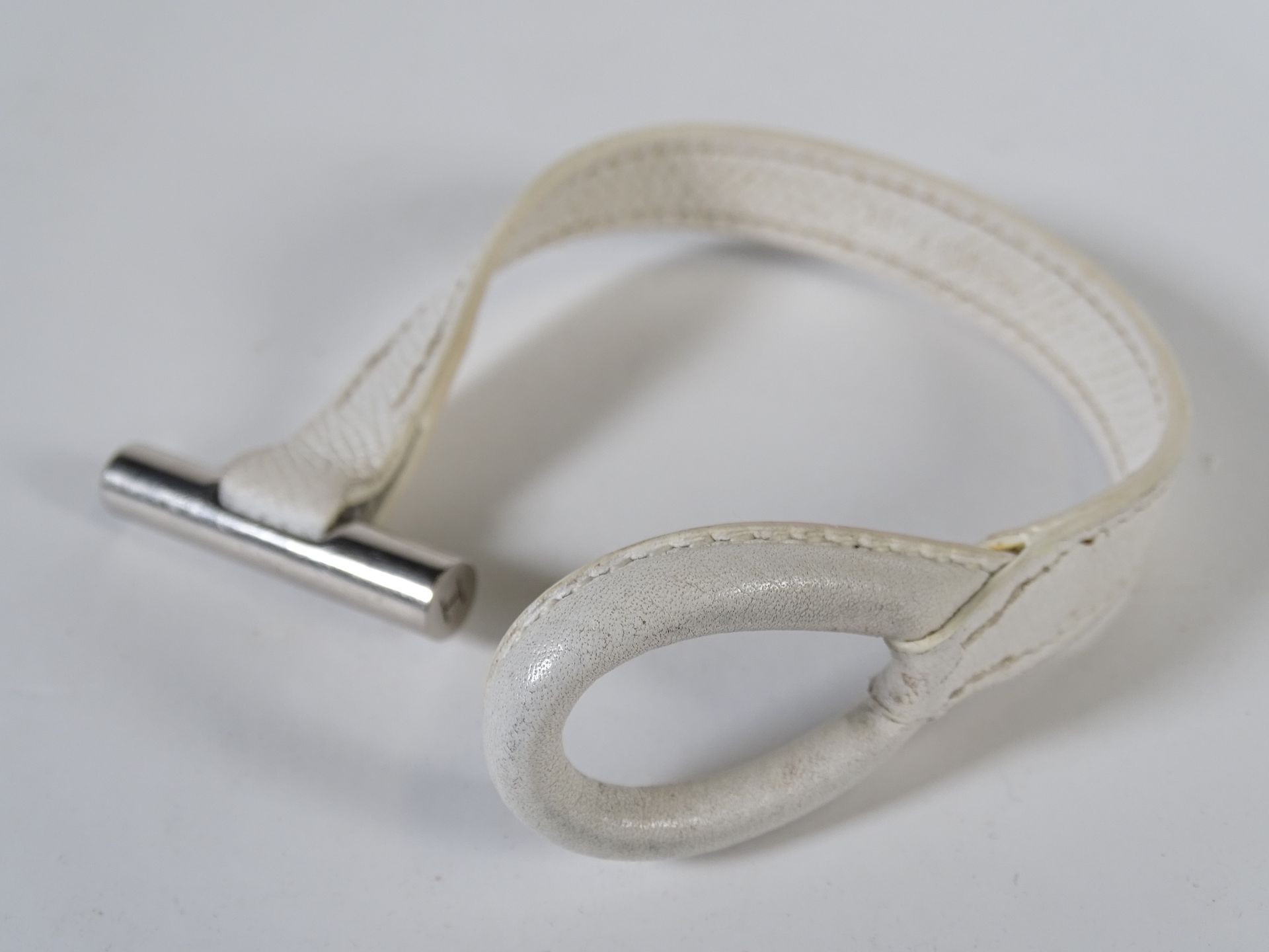 HERMES 白色的皮革。

戒指和金属扣。

长度：20厘米。

在其原来的情况下。