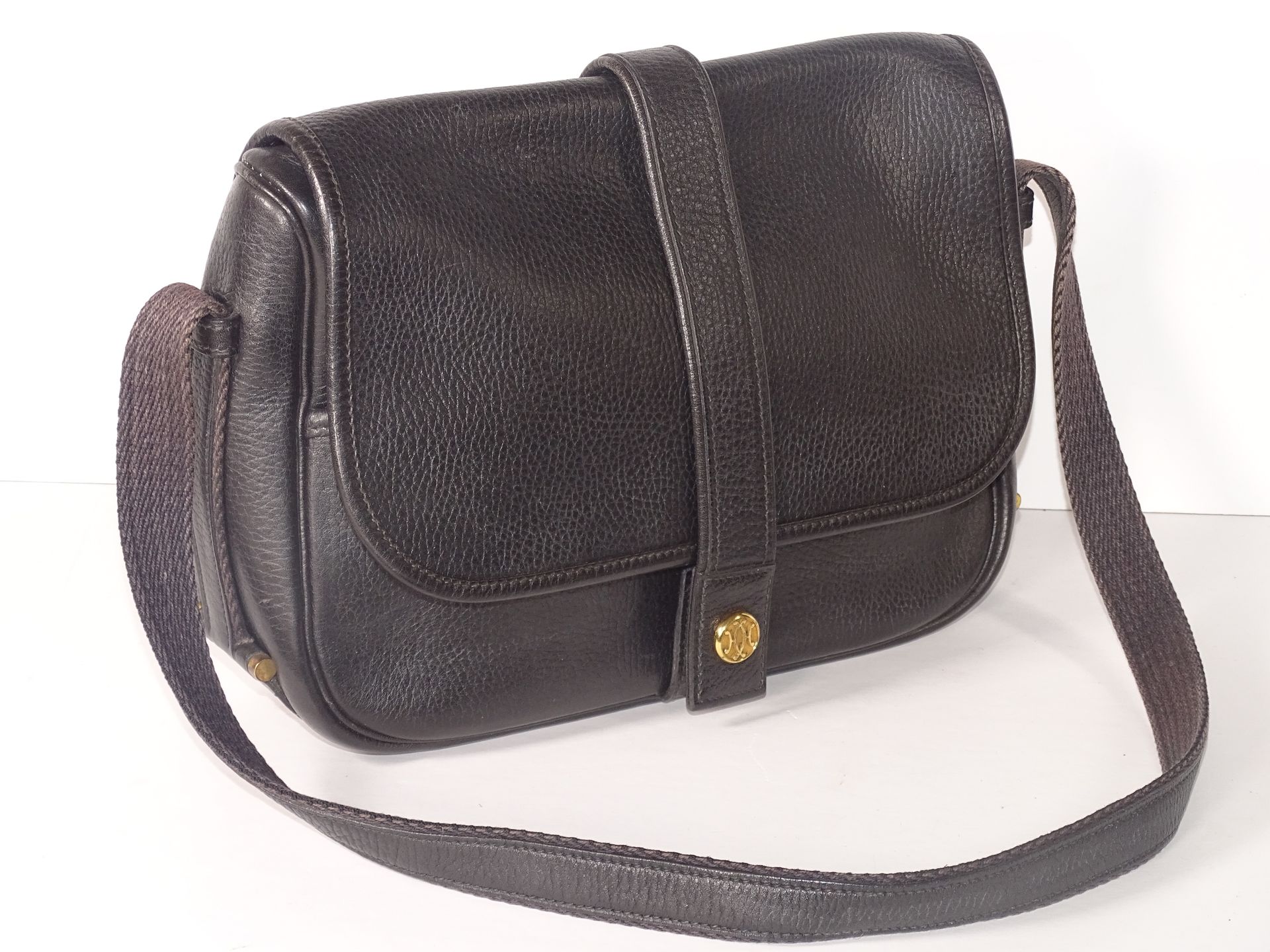 HERMES Schwarze Handtasche aus Leder mit Schulterriemen, Stoff und Leder.

Model&hellip;