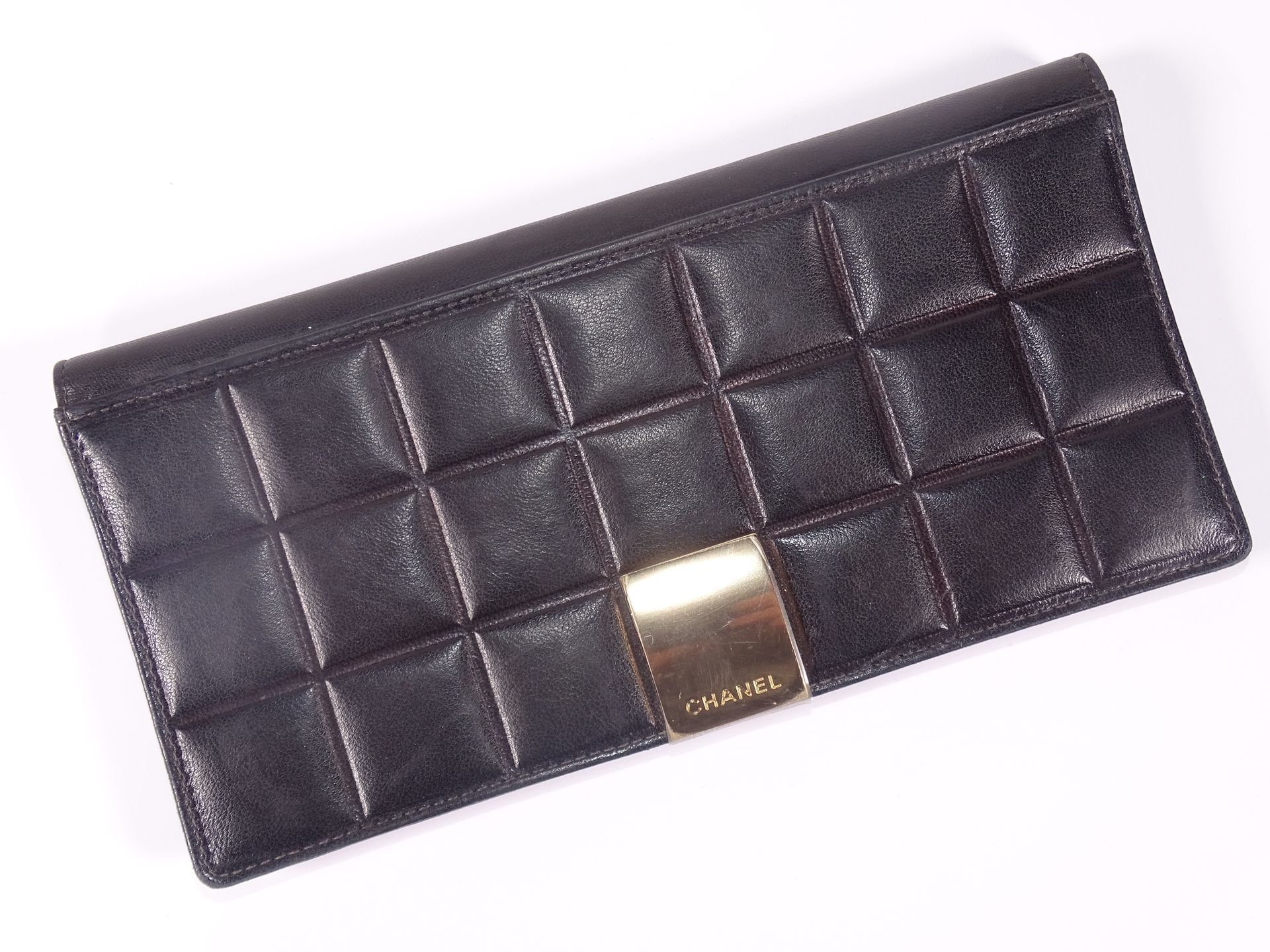 CHANEL Pochette porte-cartes en cuir noir à décor pressé à chaud de carrés.

N°7&hellip;