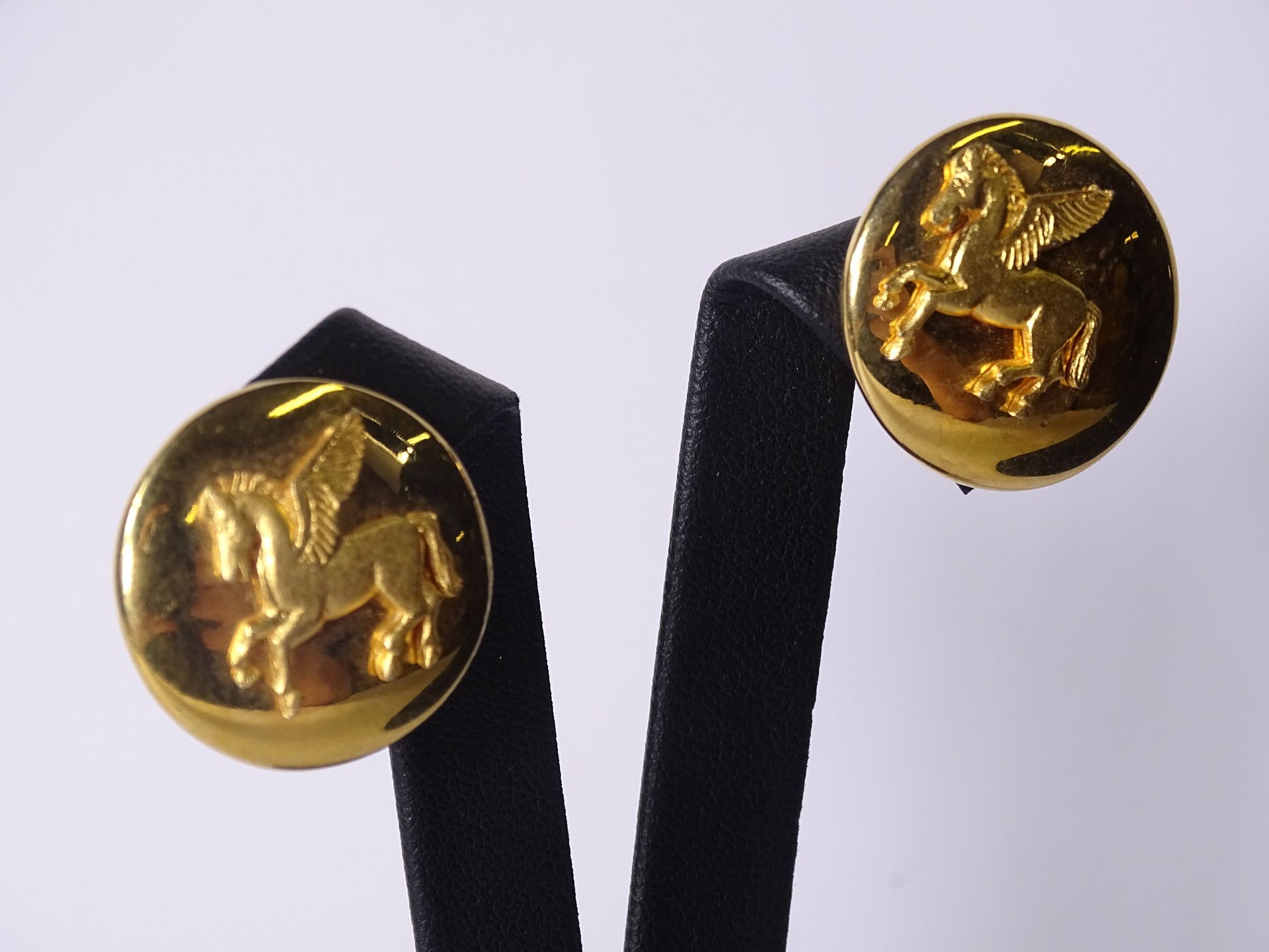 HERMES Kreisförmige Ohrclips "Pegasus" aus vergoldetem Metall.