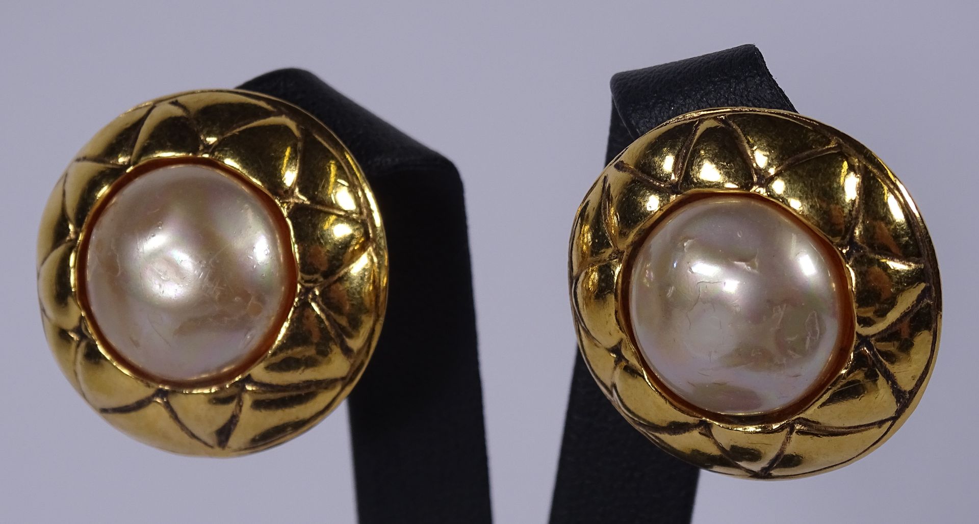 CHANEL Paire de clips d'oreille en métal doré et perles baroques fantaisie.