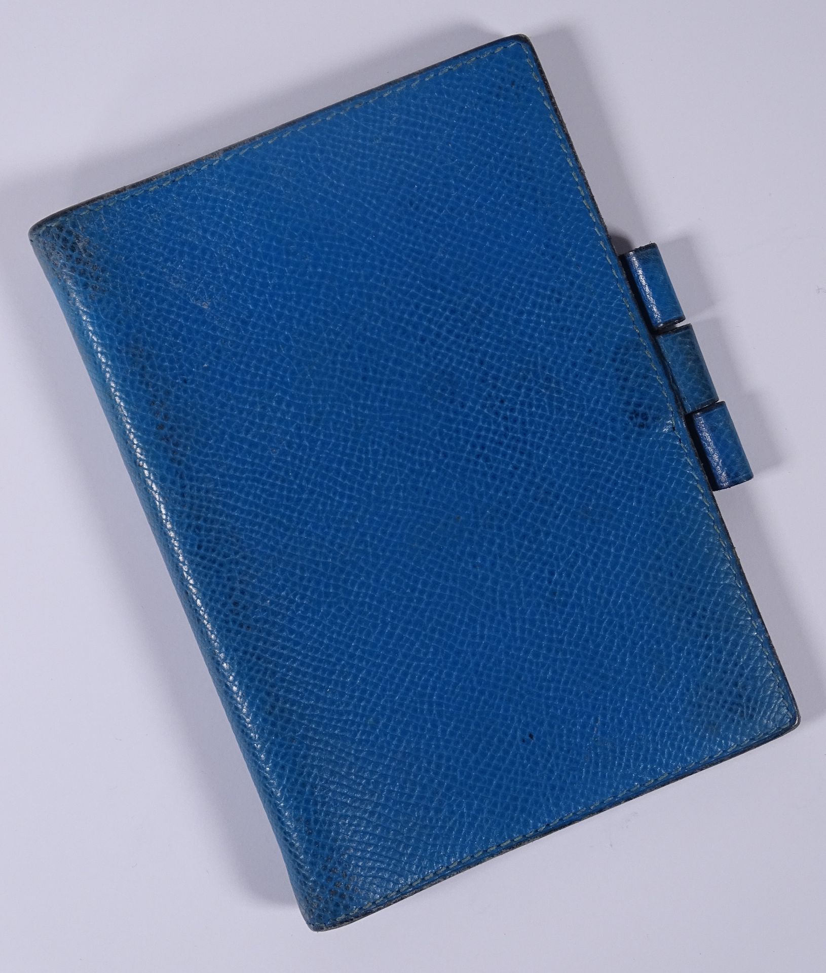 HERMES Portablocco in pelle blu.

13,5 x 9,5 cm.

(quaderno e penna mancanti, mi&hellip;
