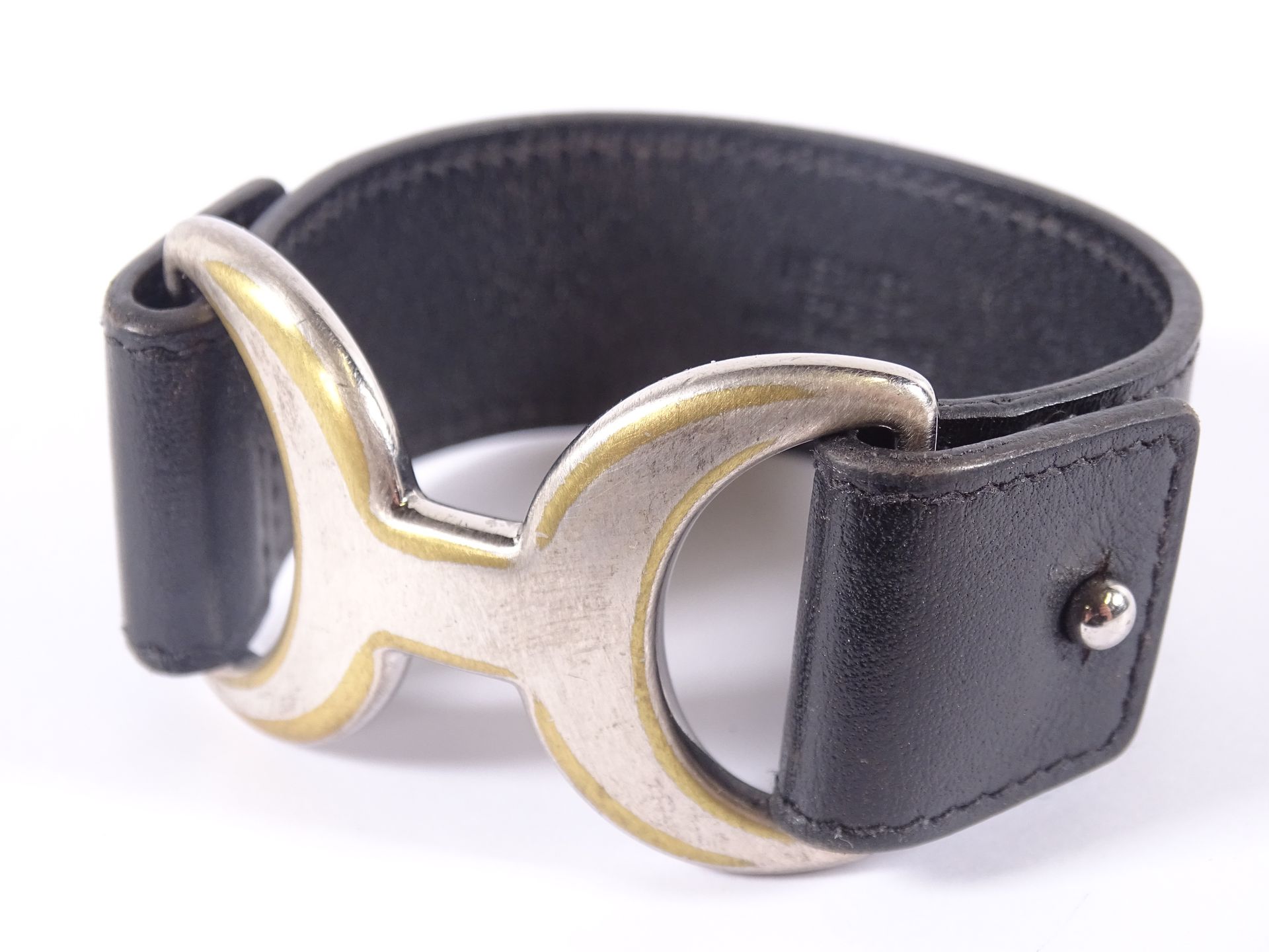 HERMES Armband aus schwarzem Leder und gebürstetem Metall.

Modell Pavane.

Durc&hellip;