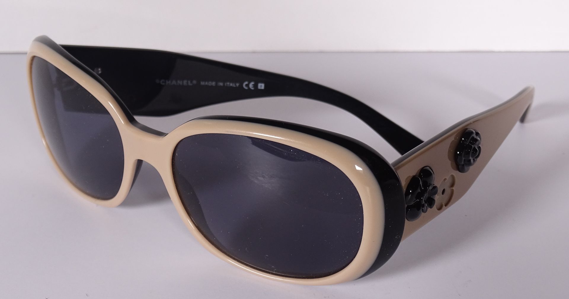 CHANEL Paire de lunettes de soleil en pvc crème.

Dans sa boîte cartonnée.

(man&hellip;