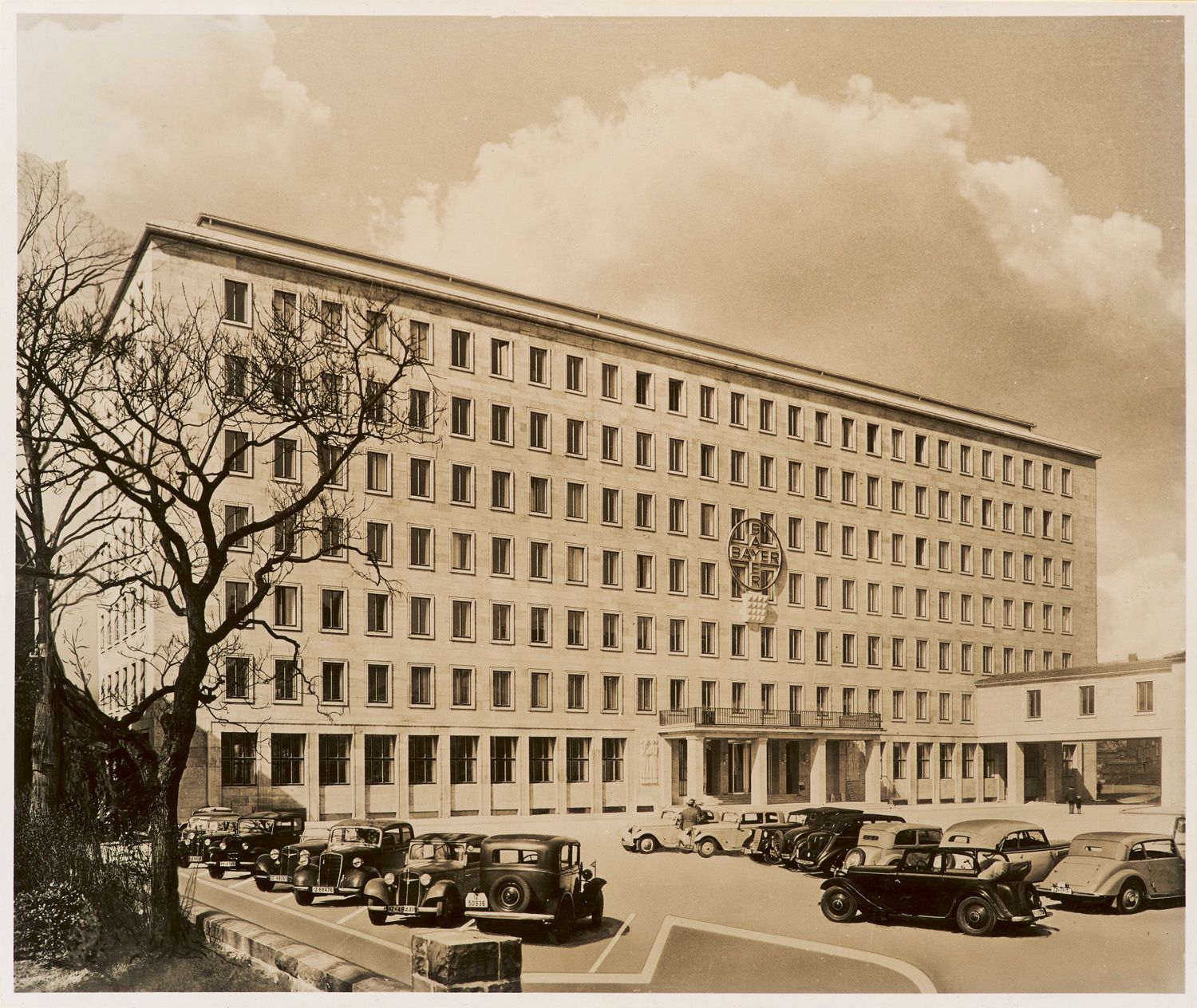 Das "Bayer"-Verwaltungs-Gebäude in Leverkusen. 32 OPhotographien (Vintages, Silb&hellip;