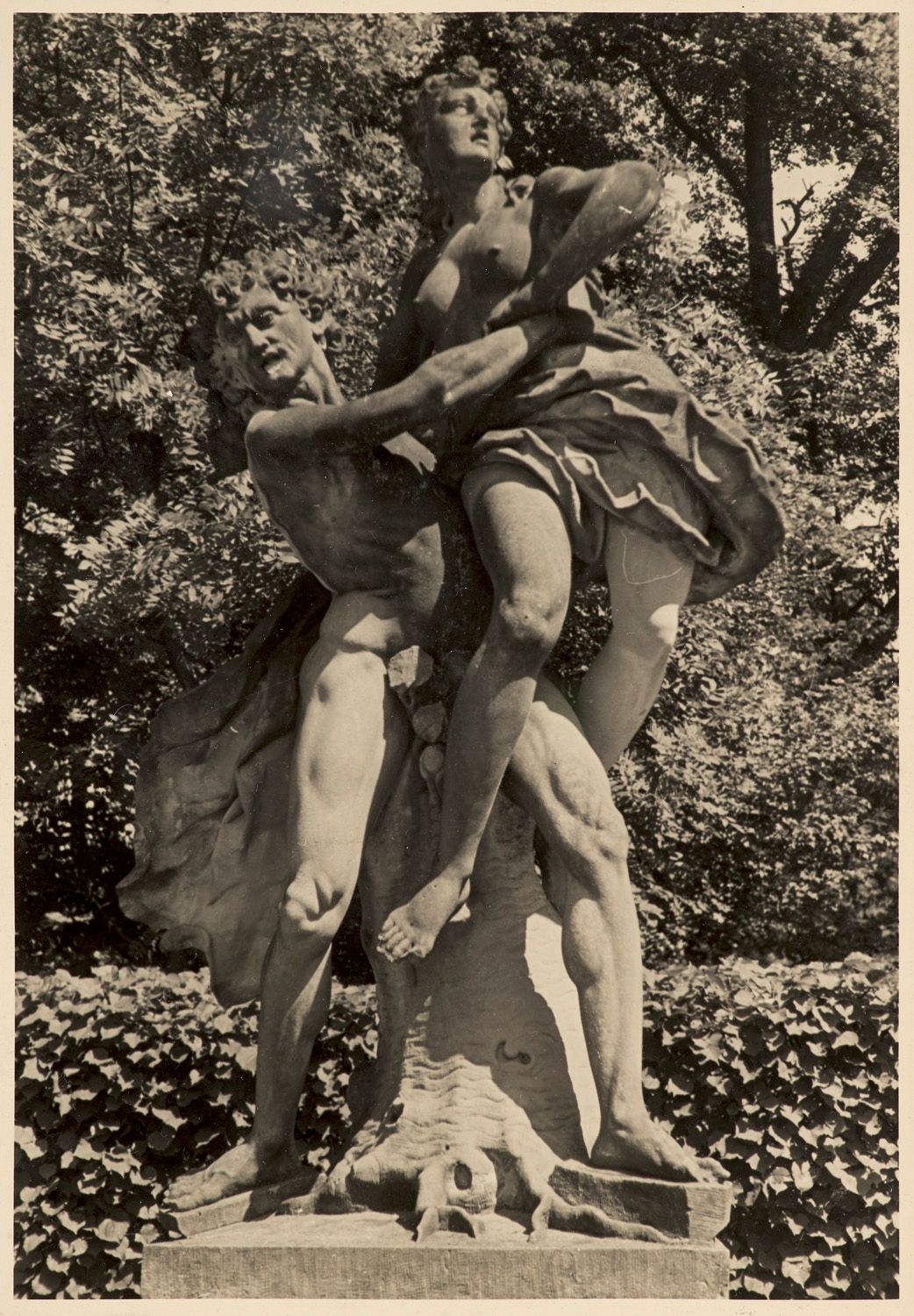 Wolff u. Alfred Tritschler, Paul Skulptur in der Bayreuther Eremitage. Um 1930. &hellip;