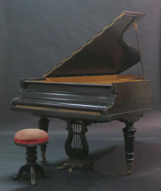Null 一架ERARD的半尾钢琴，采用发黑的木皮。19世纪。56632。将要恢复的。长206厘米

序号56632，对应于埃拉尔档案：1882年12月4日交付&hellip;