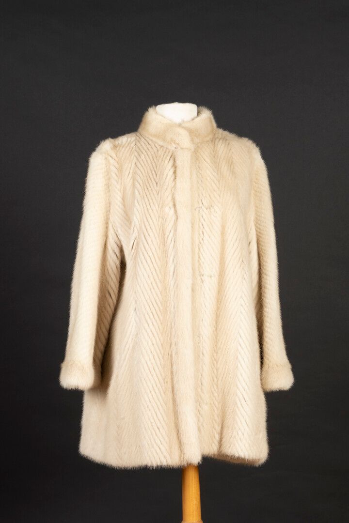 Null Manteau en fourrure de vison blanche, poche en cuir beige. Taille 38-40