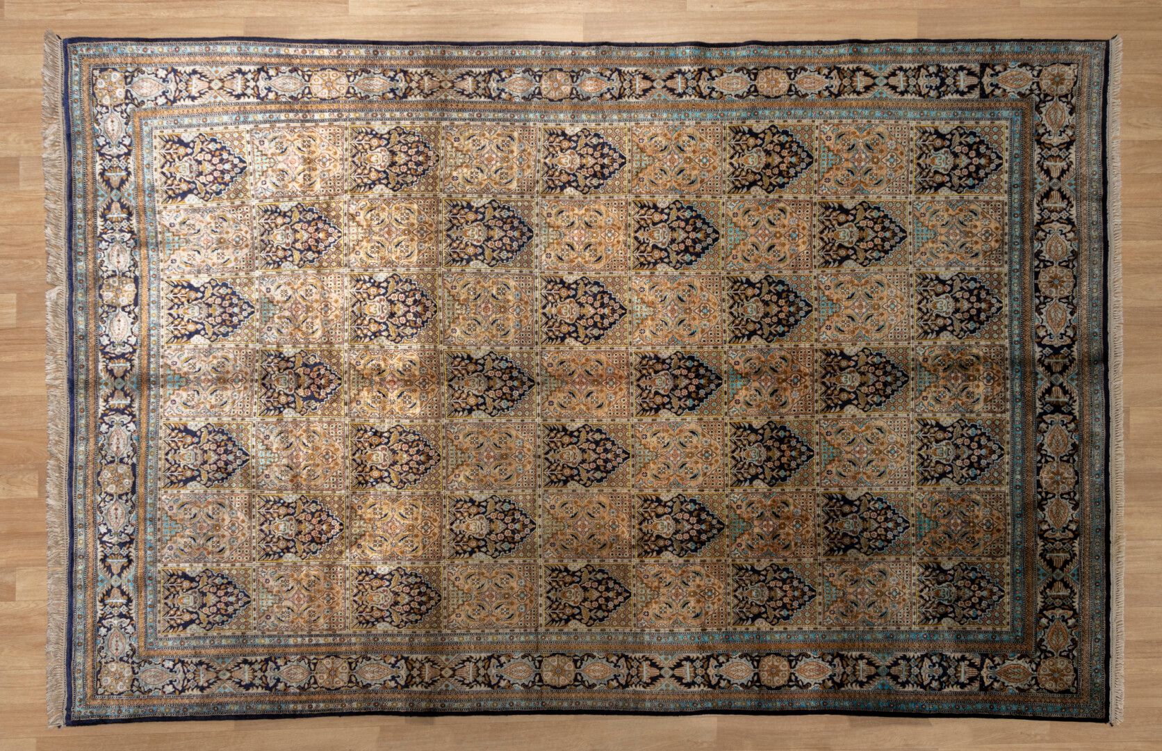Null IRAN - KOM. Tapis en soie à dominante bleu, vert. 315 x 203 cm
