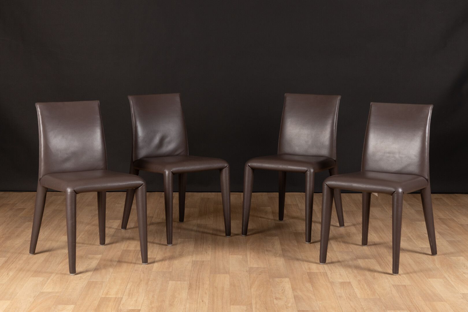 6 B&B Italia - Mario Bellini. Série de 4 chaises contemporaines garnies de cuir &hellip;