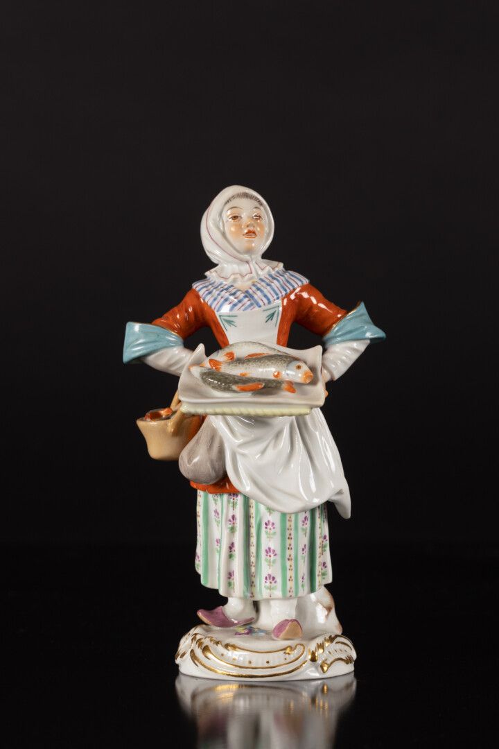 Null MEISSEN. Marchande de poissons. Sujet en porcelaine à décor polychrome et o&hellip;