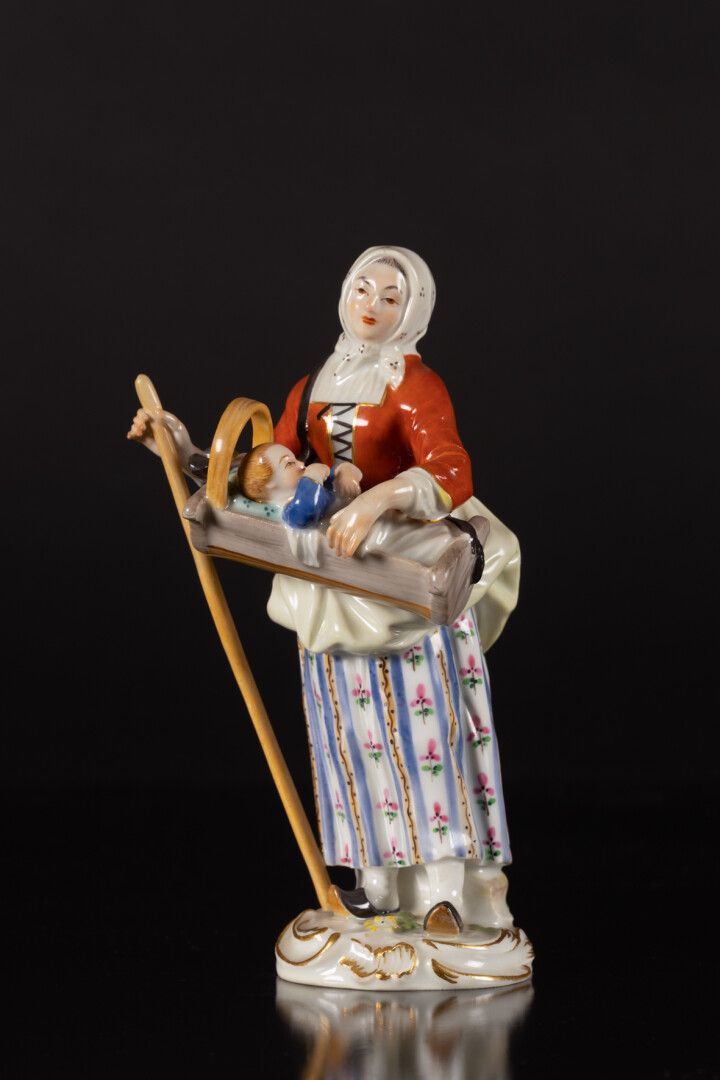 Null MEISSEN. Jeune femme au couffin. Sujet en porcelaine à décor polychrome et &hellip;