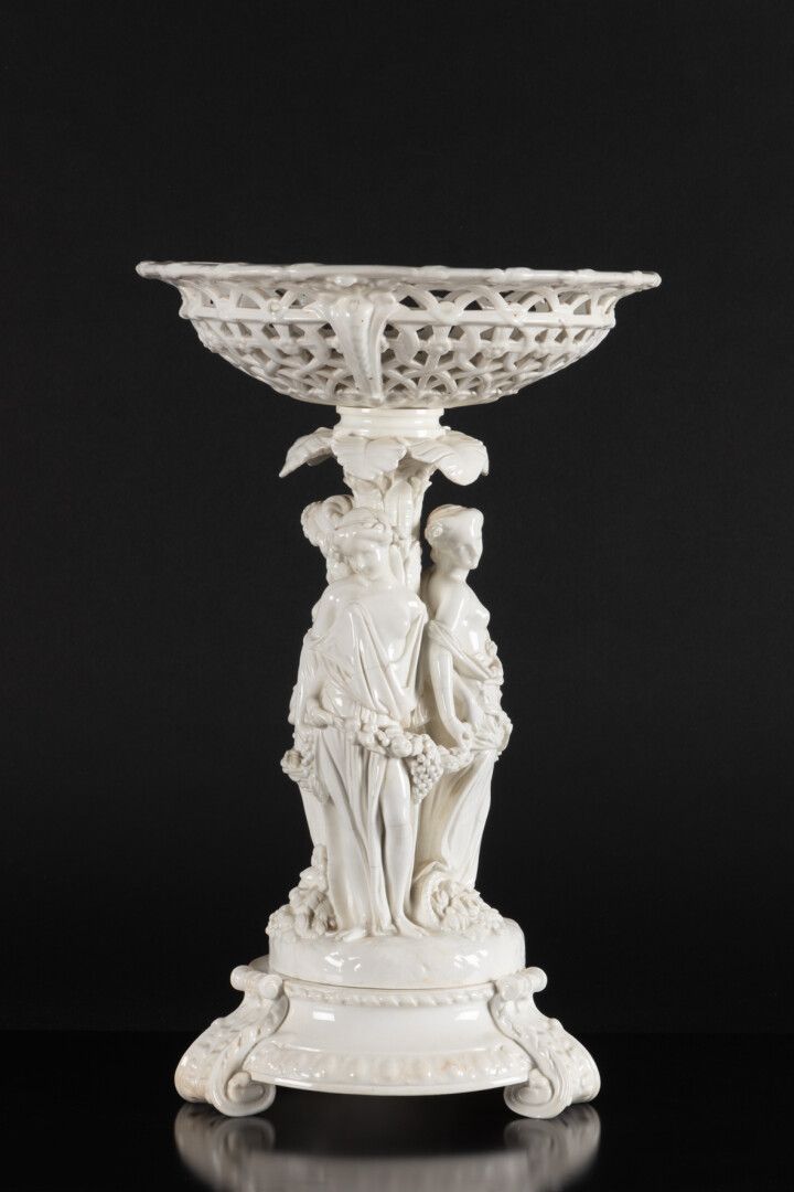 Null MINTON XIXème siècle

Grande coupe ajourée sur piédouche en porcelaine, tro&hellip;
