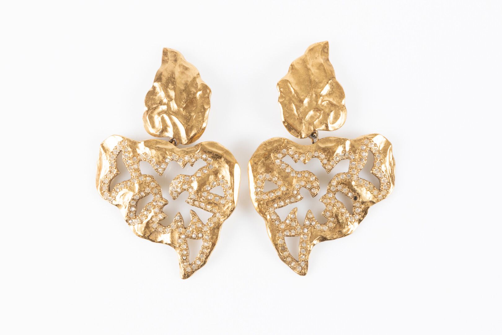 Null YVES SAINT LAURENT. Pair of ear clips in gold metal and white stones 8,9 cm