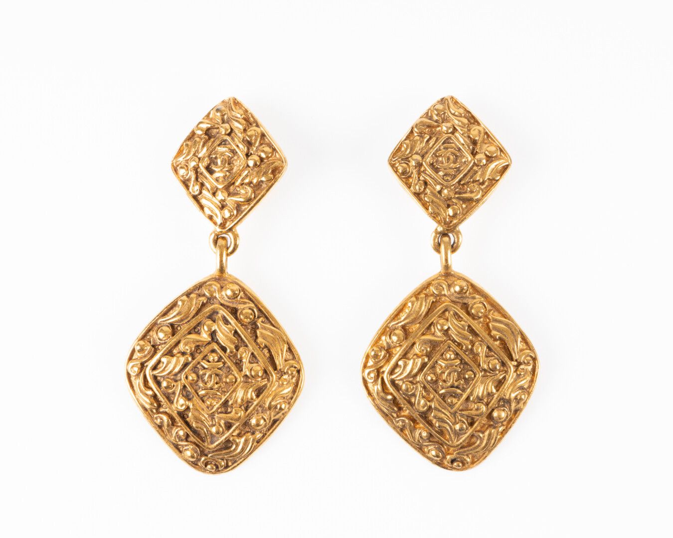 Null CHANEL. Pair of ear clips in gold-plated metal. 8,9 cm