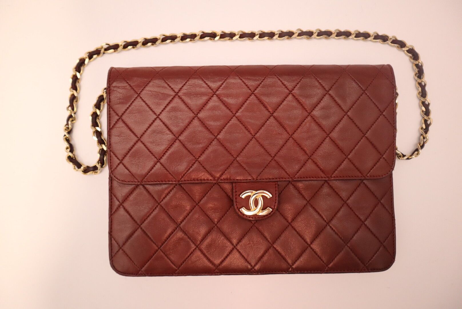 Null CHANEL. Flat bag in quilted lambskin leather burgundy. Pressure clasp signe&hellip;