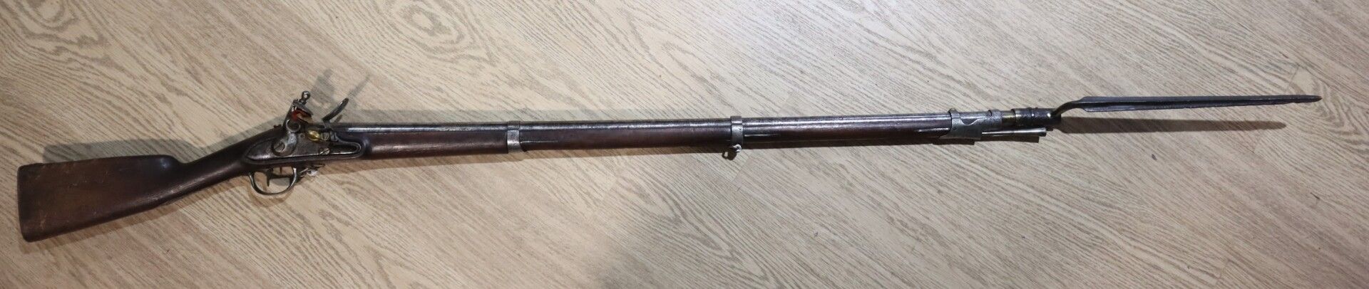 Null 1777型规定的燧发枪，带刺刀，无标记锁。法国18世纪（氧化）。