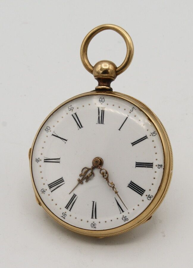 Null 18K黄金怀表。有钥匙。19世纪晚期。匿名。圆筒运动。白色珐琅表盘。罗马数字。黄铜指针，路易十五风格。镂空的表壳，背面有卡图。有了它的钥匙。直径：44&hellip;