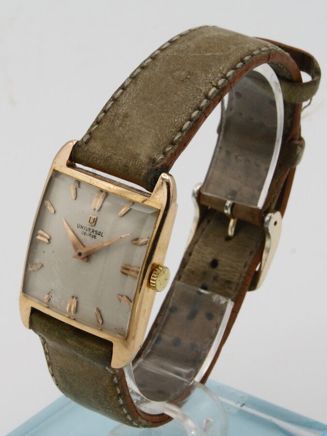 Null Square "cushion" Universal wristwatch in 18K yellow gold. Circa 1960. Movad&hellip;
