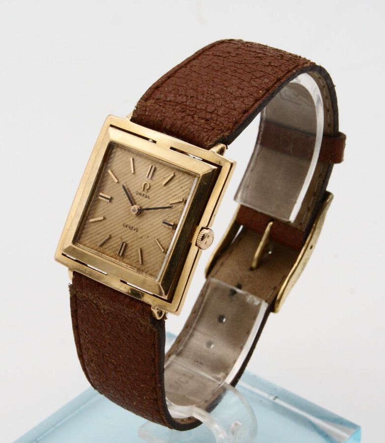 Null Montre bracelet Omega plate en or 18K. Années 60. Calibre 620 à remontage m&hellip;