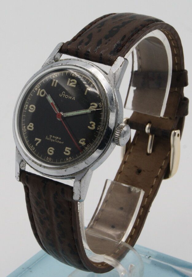 Null 法国军队Stowa手表。约1950年。德国制造的军队捐赠品（阿尔及利亚-印度支那），由法国和德国之间的战争赔偿金产生。Durowé 422机芯。黑色漆&hellip;