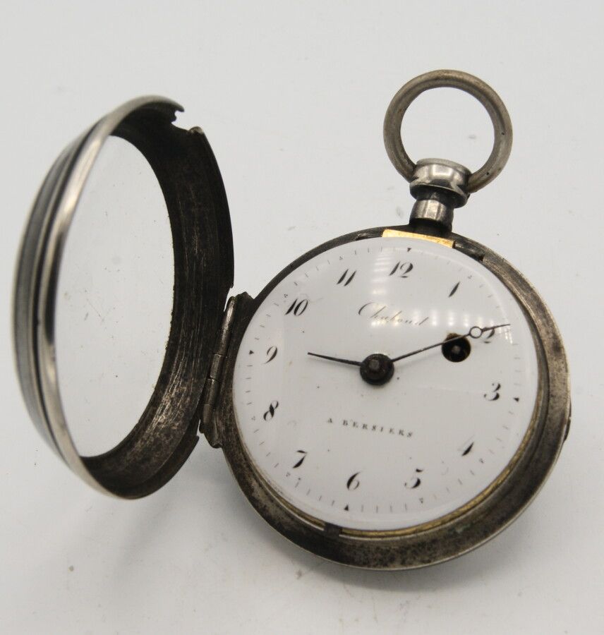 Null 银色公鸡手表。19世纪初。在表盘和机芯上有Chabond à Bersiers的签名。 珐琅表盘上有布雷盖风格的数字。Minerve的标志。没有钥匙。&hellip;