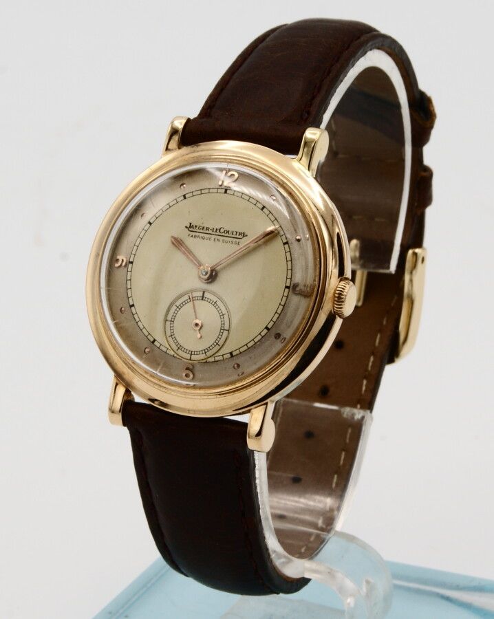 Null Jaeger-LeCoultre 18K玫瑰金腕表。约1940年。手动上链的Calibre 480 双色奶油色表盘上有积家的签名 应用黄金数字和时标。&hellip;